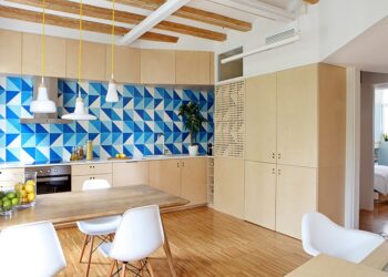 Căn bếp hiện đại với mẫu gạch ốp tường đẹp “mê ly”